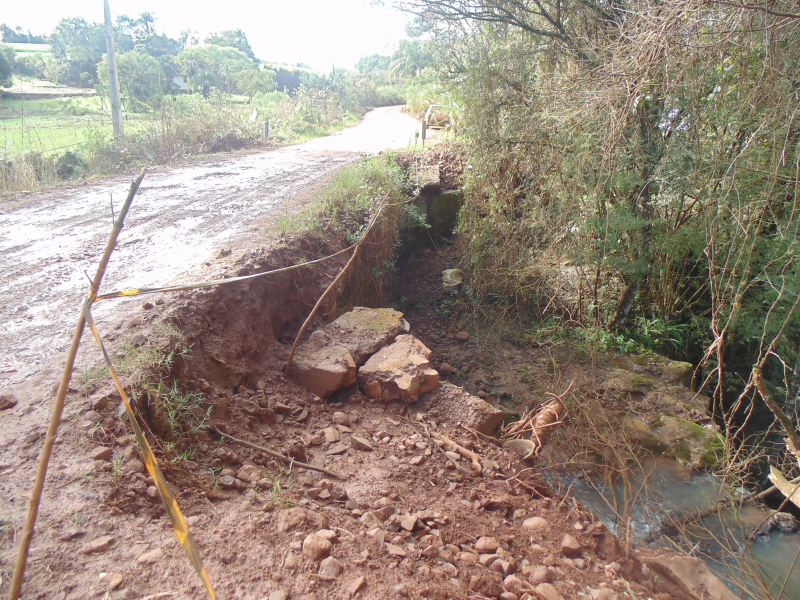  ADMINISTRAÇÃO MUNICIPAL INVESTE RECURSOS NA RECUPERAÇÃO DE PONTE